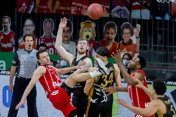 了足球的原 了足球的原